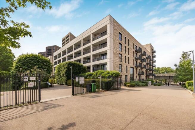 2 bed property, in Kingfisher Heights, £450,000