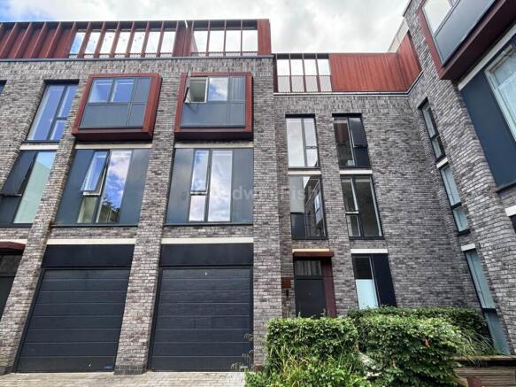 3 bed property, in Roof Gardens, £408,000