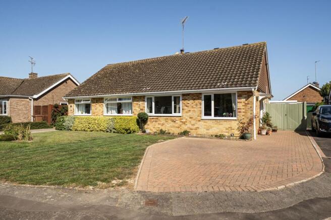 2 bed property, in Golden Acre, £385,000