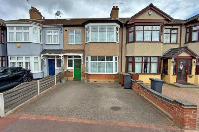 3 bed property, in Laurel Crescent, £475,000
