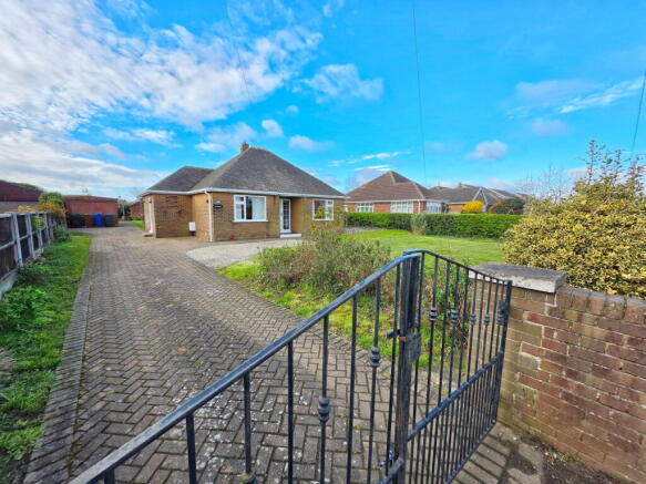 2 bed property, in Weet Shaw Lane, £325,000