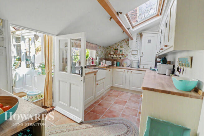 4 bed property, in Low Road, £575,000
