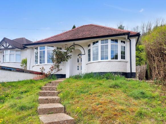 2 bed property, in Valley Road, £425,000