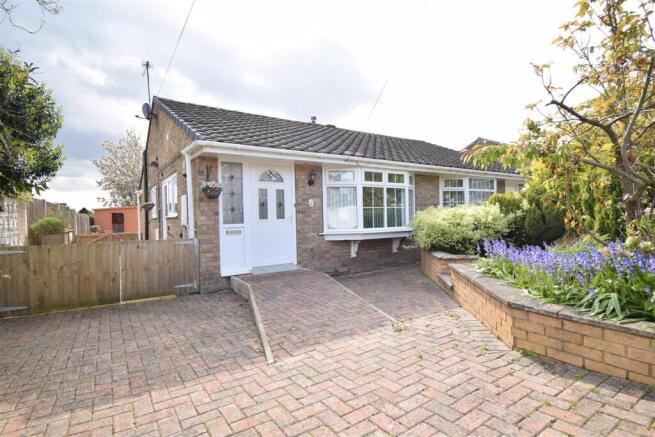 2 bed property, in The Orchard, £234,950