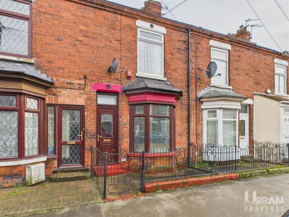 2 bed property, in Aberdeen Street, £80,000