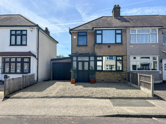 3 bed property, in Essex Road, £540,000