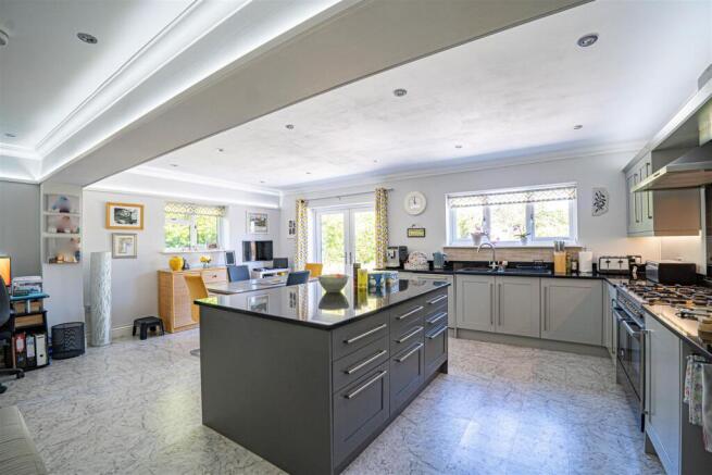 4 bed property, in Commanders Walk, £795,000
