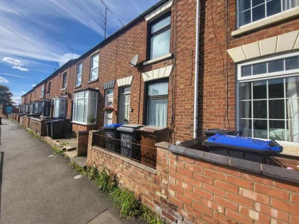 2 bed property, in Boughton Green Road, £160,000