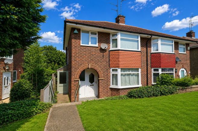 3 bed property, in Fairway, £250,000