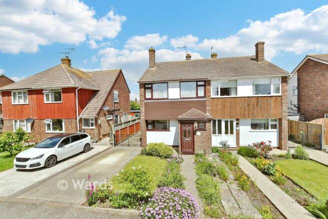 3 bed property, in Greenway, £300,000