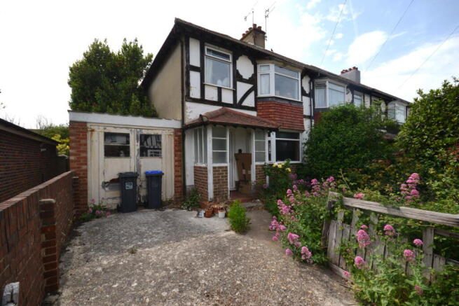 3 bed property, in Downlands Avenue, £300,000