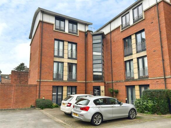1 bed property, in St. Marys Street, £125,000