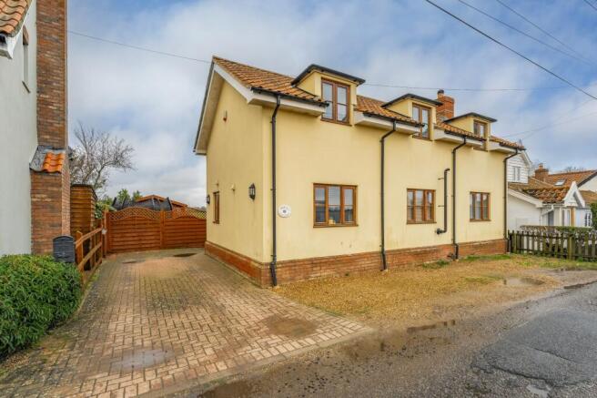 3 bed property, in Broad Road, £375,000