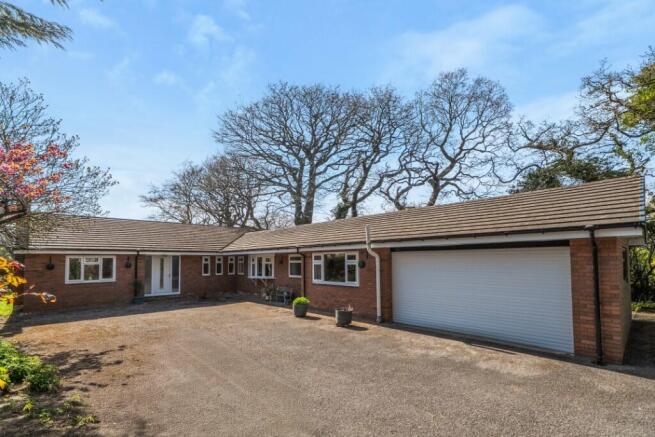 4 bed property, in Pinfold Lane, £425,000