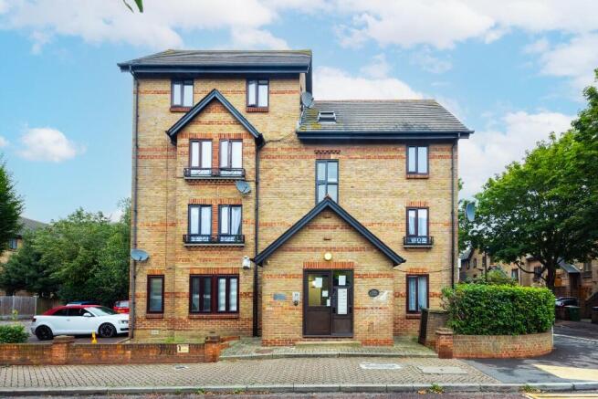 2 bed property, in Hallywell Crescent, £230,000