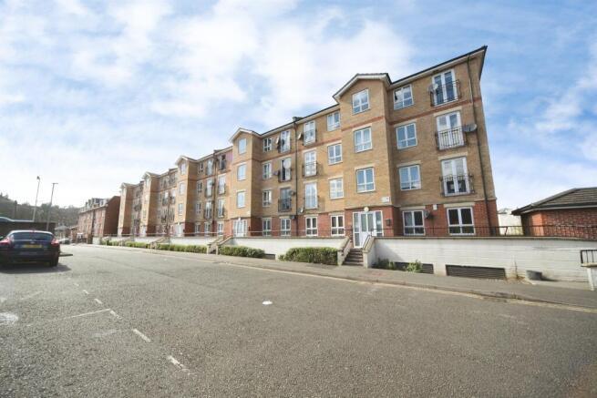 2 bed property, in Grove Road, £155,000