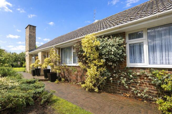 3 bed property, in Broomleaf Road, £950,000