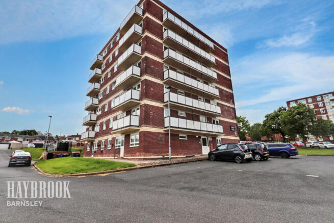 2 bed property, in Union Street, £80,000