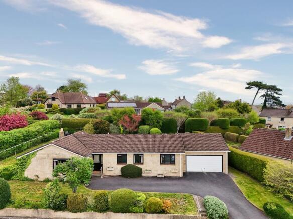 4 bed property, in Kingsfield Close, £700,000