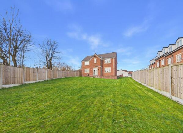 4 bed property, in Meadowfield Rise, £600,000
