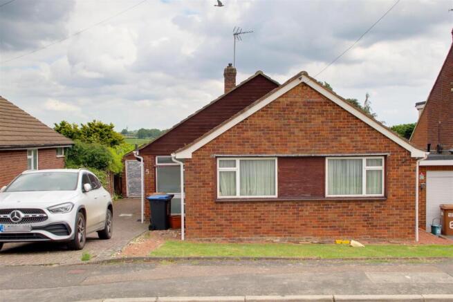 2 bed property, in Woodview, £550,000
