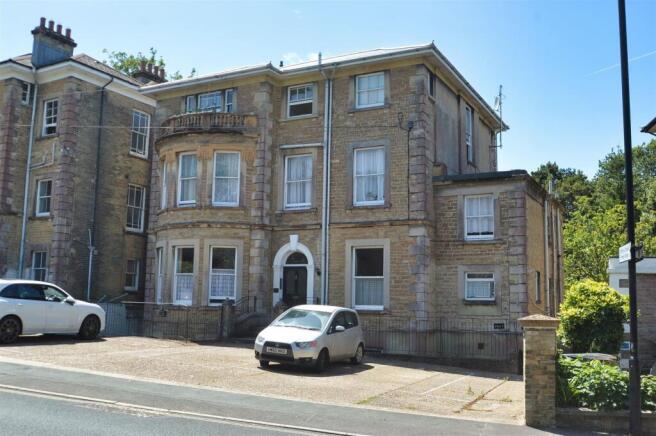 2 bed property, in MINUTES FROM RYDE BEACH, £145,000