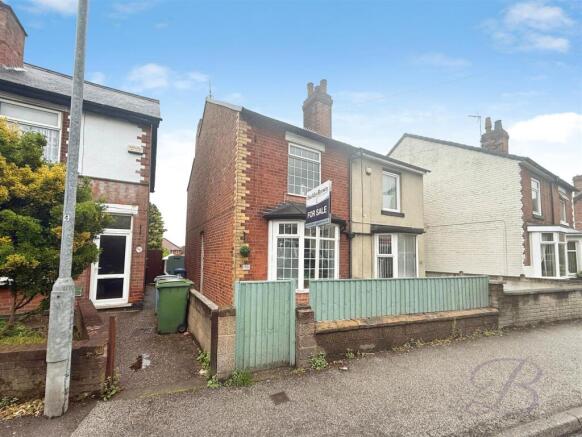 2 bed property, in Carter Lane, £175,000