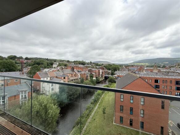 2 bed property, in Castle Street, £170,000