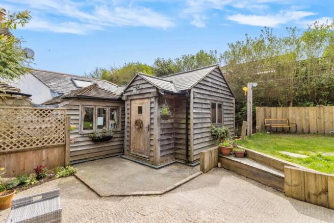 3 bed property, in Cross In Hand Road, £385,000