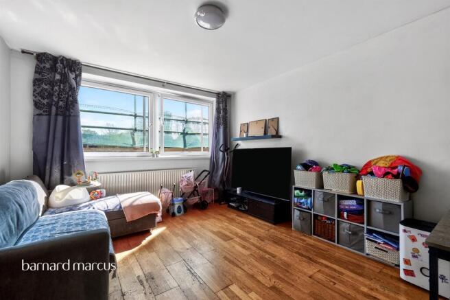 1 bed property, in Medfield Street, £230,000