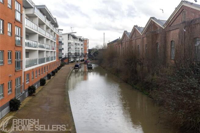 2 bed property, in Lonsdale, £160,000