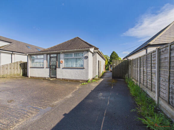 2 bed property, in Hull Bridge Road, £325,000