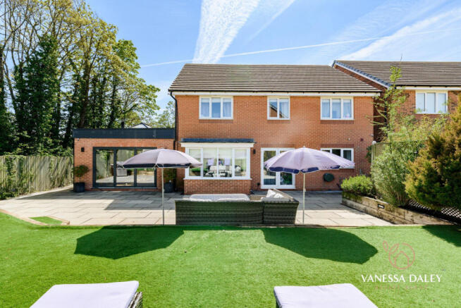 5 bed property, in Westward Close, £500,000