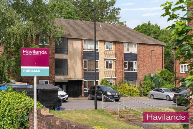 1 bed property, in Winchmore Hill Road, £300,000