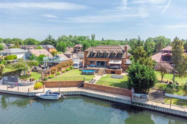 5 bed property, in The Avenue, £1,699,950