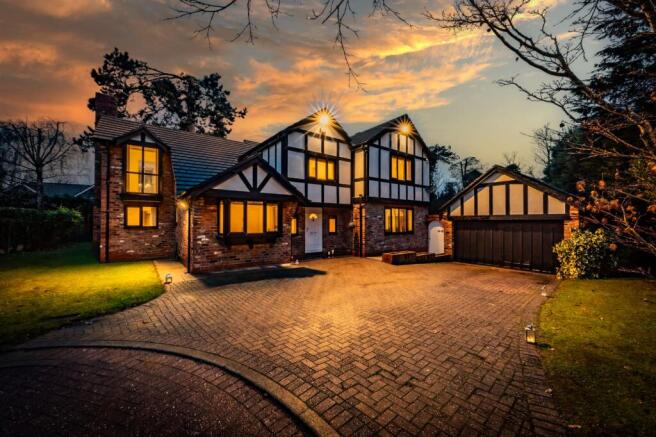 5 bed property, in Tumblewood Drive, £975,000