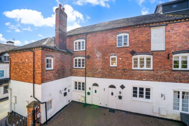 2 bed property, in Cartway, £260,000