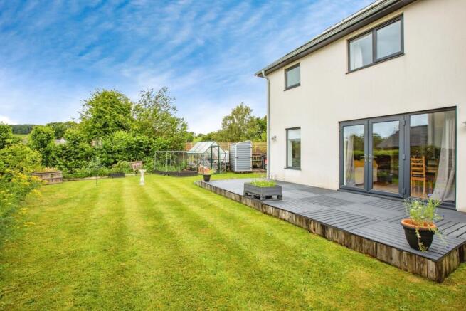 3 bed property, in Pencaemawr, £325,000