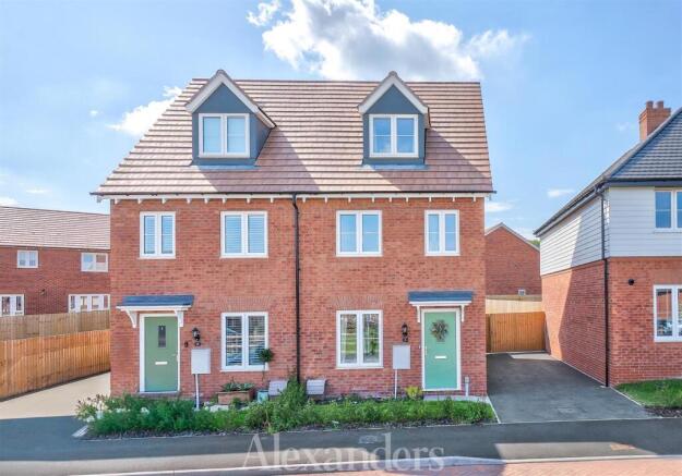 3 bed property, in Sandlant Court, £325,000