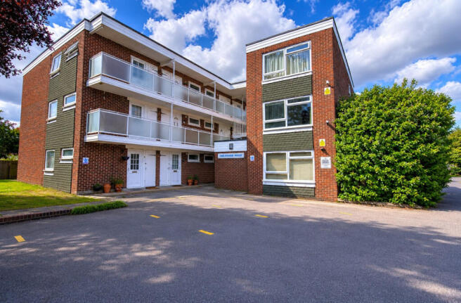 1 bed property, in Barnfield Road, £150,000