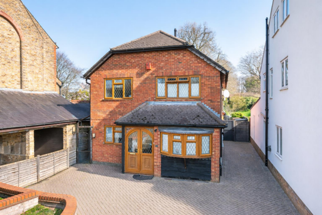 4 bed property, in Abbots Road, £875,000