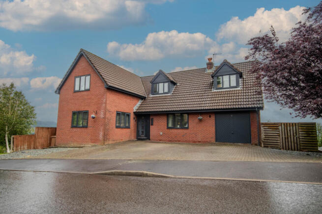 6 bed property, in Clos Maes Mawr, £600,000