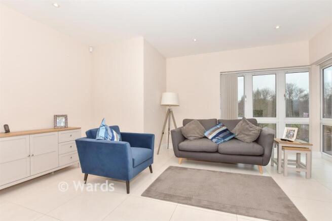 2 bed property, in Alexander Grove, £280,000