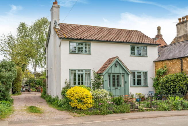 3 bed property, in Rosebank, £325,000