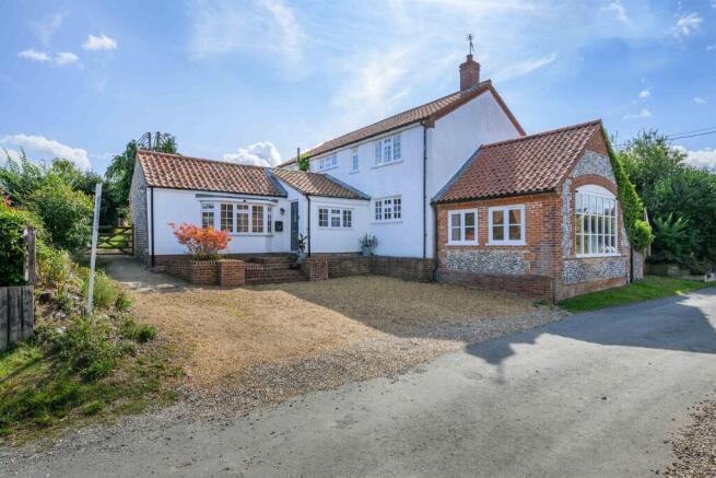 4 bed property, in Old Turnpike Road, £700,000