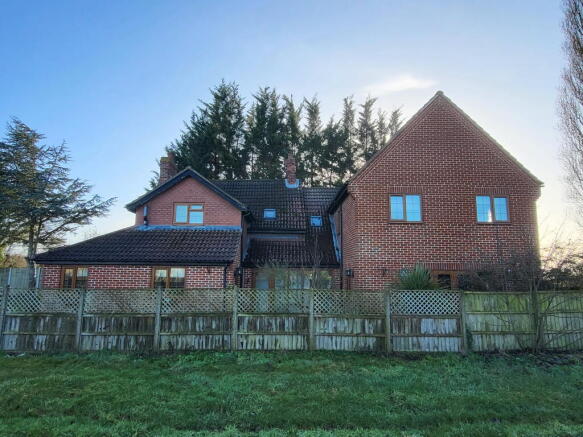 5 bed property, in Wishing Well Cottage, £200,000