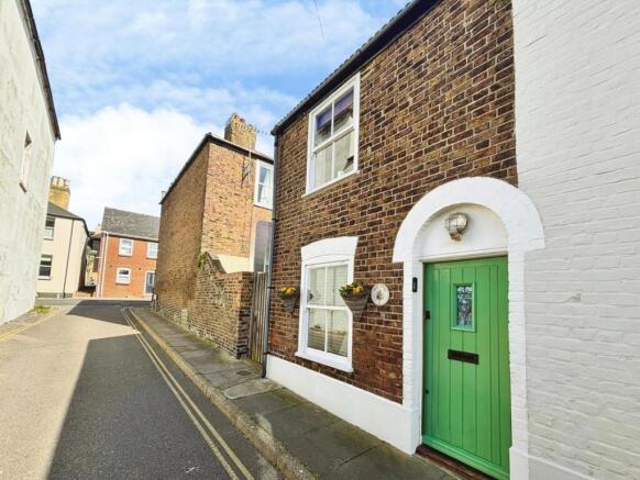 1 bed property, in Bridge Road, £230,000