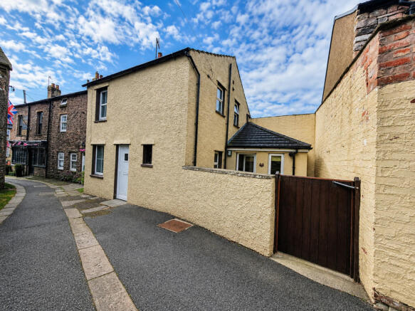 2 bed property, in Croft Street, £135,000