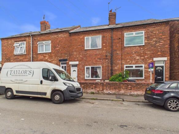 2 bed property, in Pool Close, £140,000
