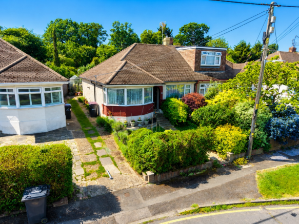 2 bed property, in Broad Walk, £325,000